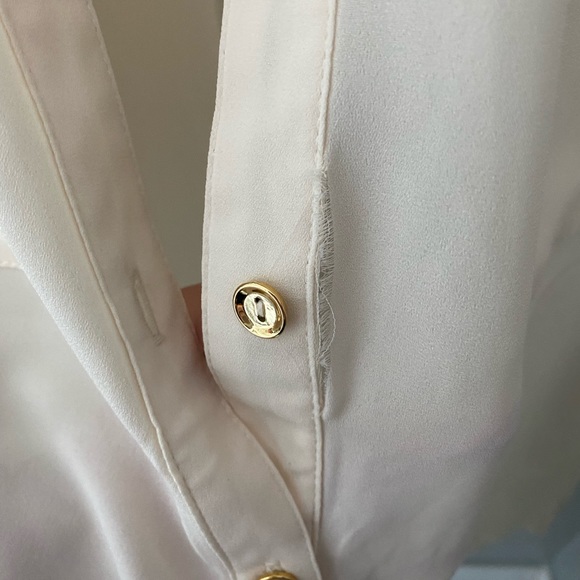[💙🆓] Must have — Cream short sleeve polyester blouse with gold accents - Picture 4 of 12